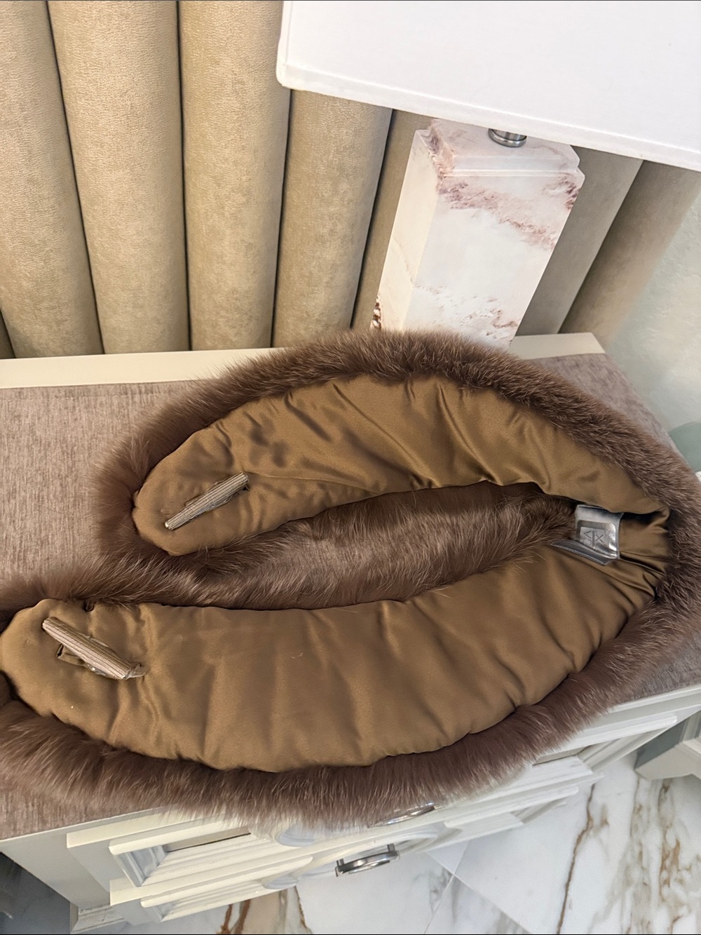 Saga platinum tag Fox fur collar